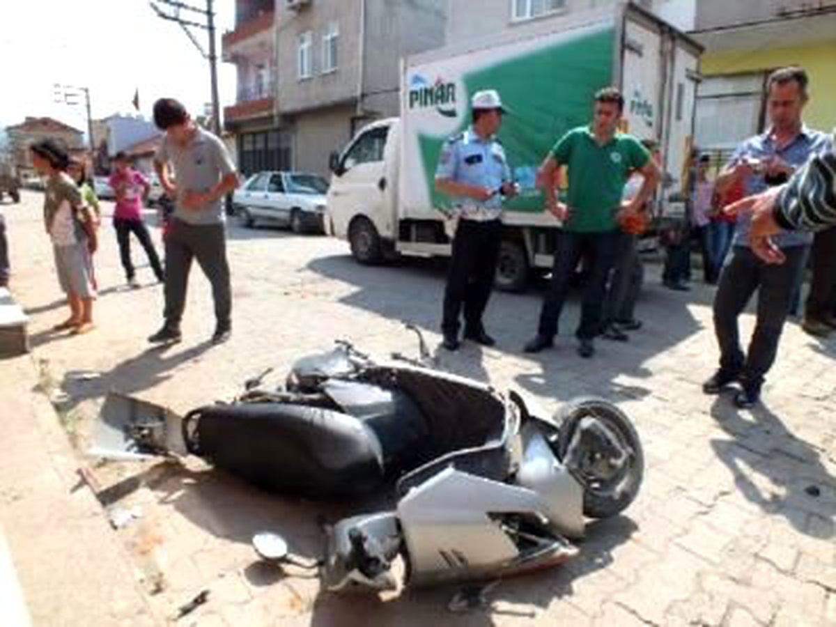 İznik\'te Motosiklet Kamyonetle Çarpıştı: 2 Yaralı