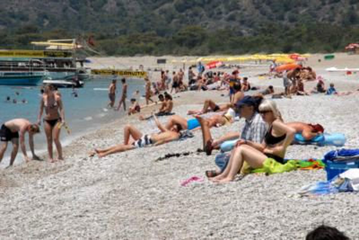 Ölüdeniz\'de Termometreler 35 Dereceyi Gördü