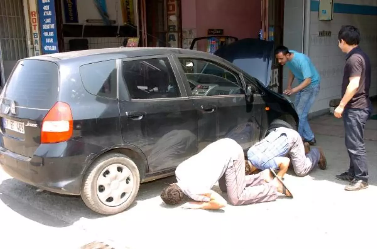 Otomobilde Sıkışan Kedi Tamircide Kurtarıldı