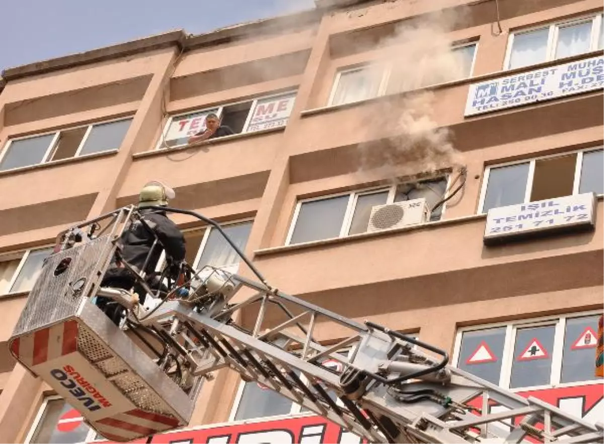 Plazada Çıkan Yangın Korkuttu