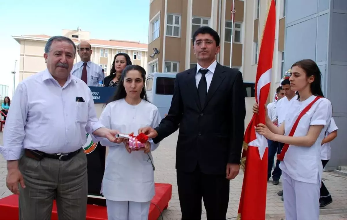 Sağlık Meslek Lisesi\'nde Mezuniyet Coşkusu Yaşandı