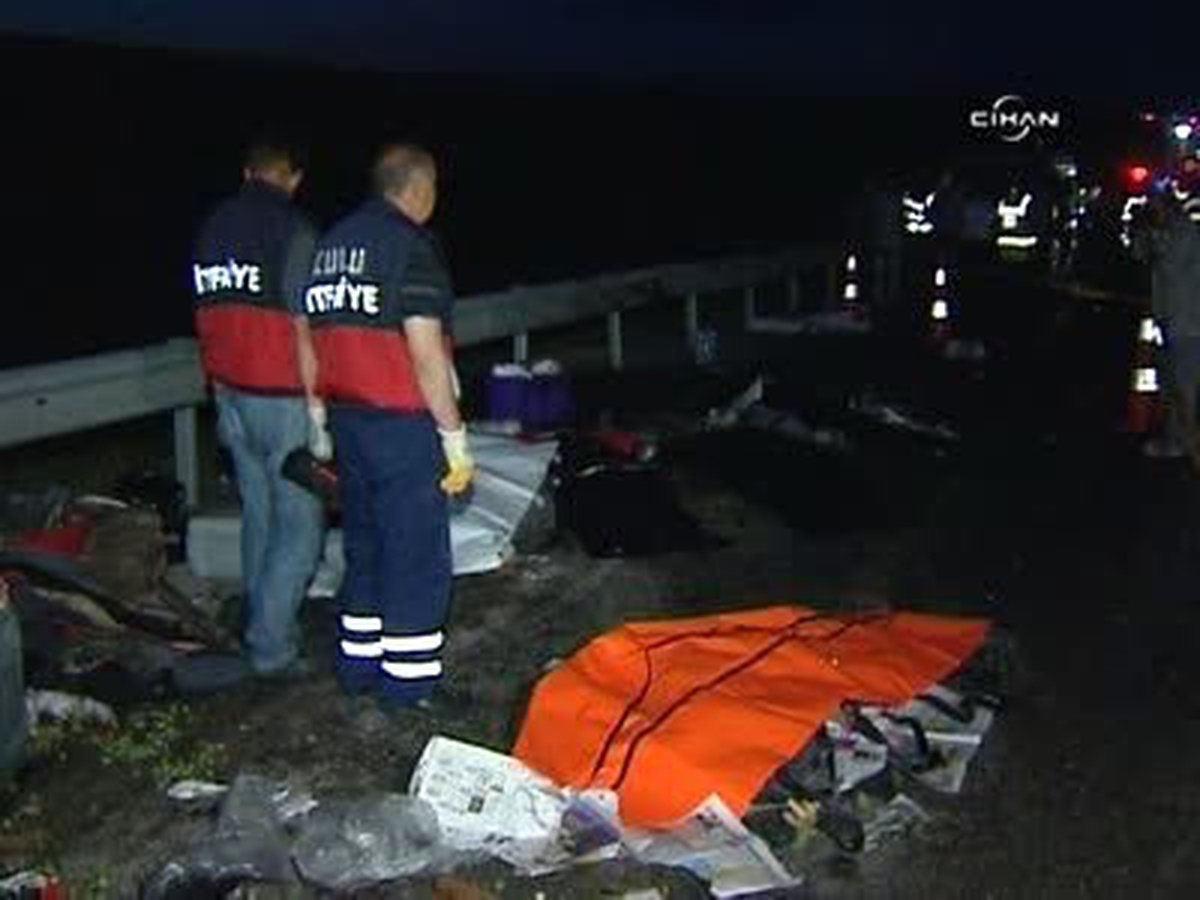 Semazenleri Taşıyan Minibüs Otomobille Çarpıştı: 7 Ölü, 5 Yaralı