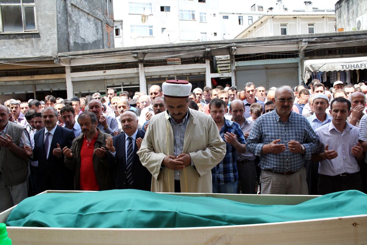 Trabzon\'da Dereye Uçan Araçta Hayatını Kaybeden Genç Toprağa Verildi