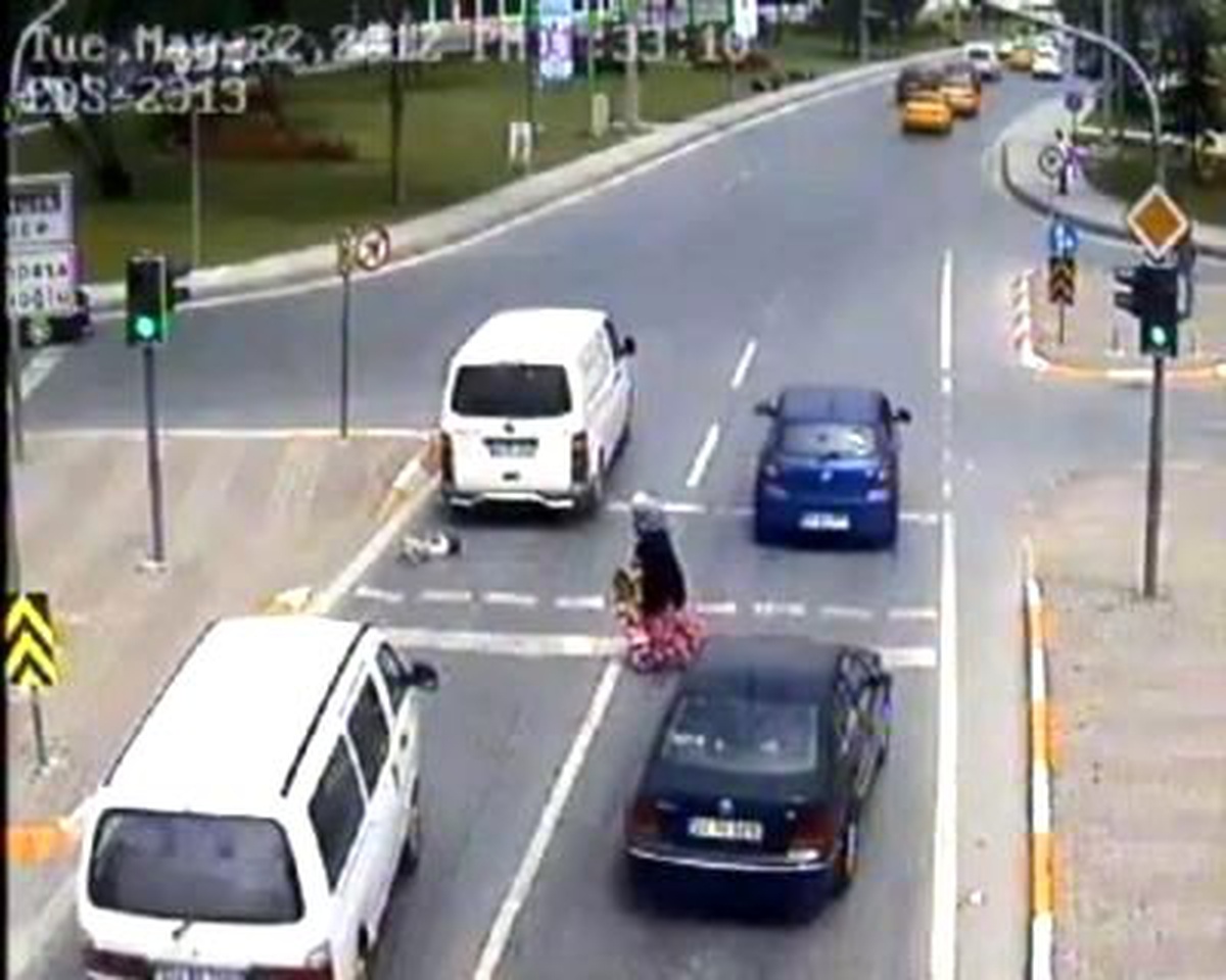 Yolda Dilenen Kadının Çocuğu Minibüsün Altında Kaldı