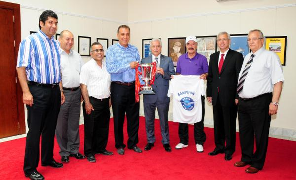 Adana Demirspor Yönetimi Kupayı Aldırmaz\'a Götürdü