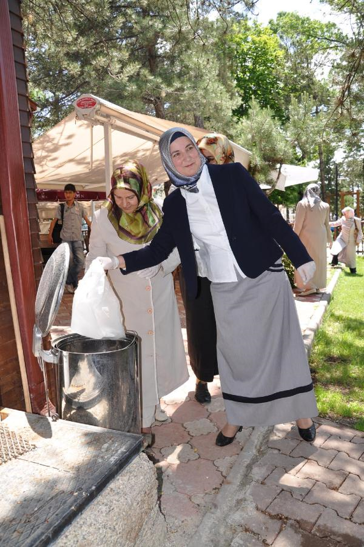 AK Parti\'li Kadınlar Parkta Çöp Topladı
