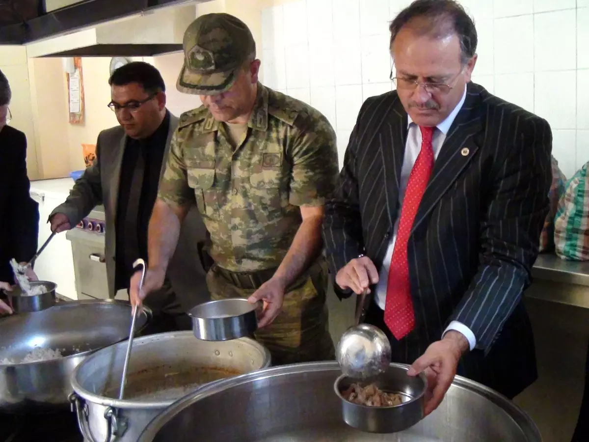 Akşehir Protokolü Yemek Dağıttı