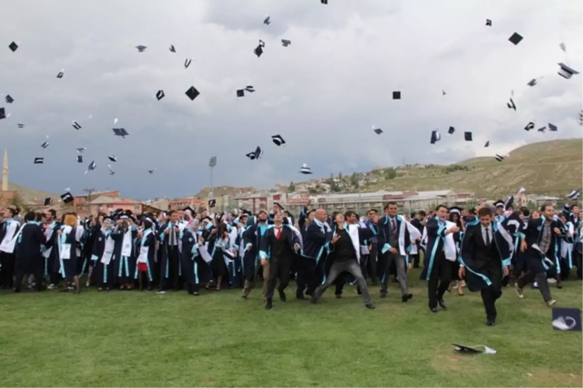 Bayburt Üniversitesi\'nde Mezuniyet Coşkusu