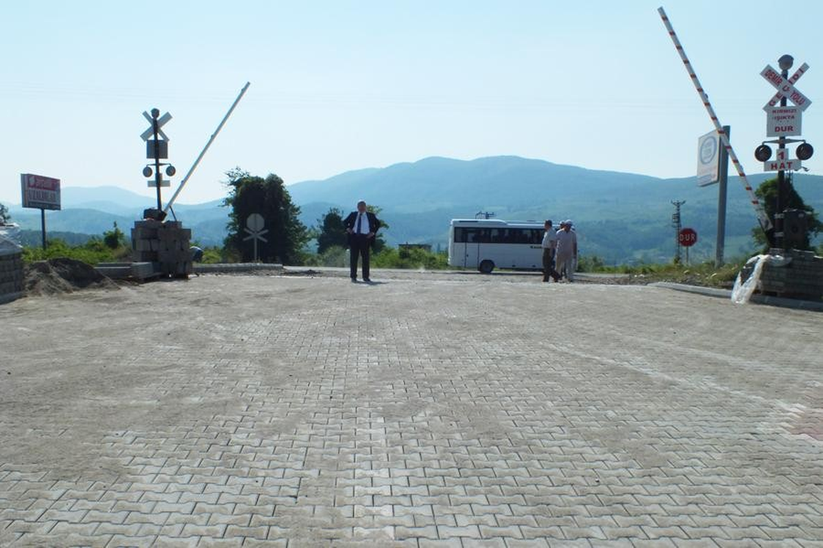 Çaycuma\'da Beton Parke Yol Çalışmaları Devam Ediyor