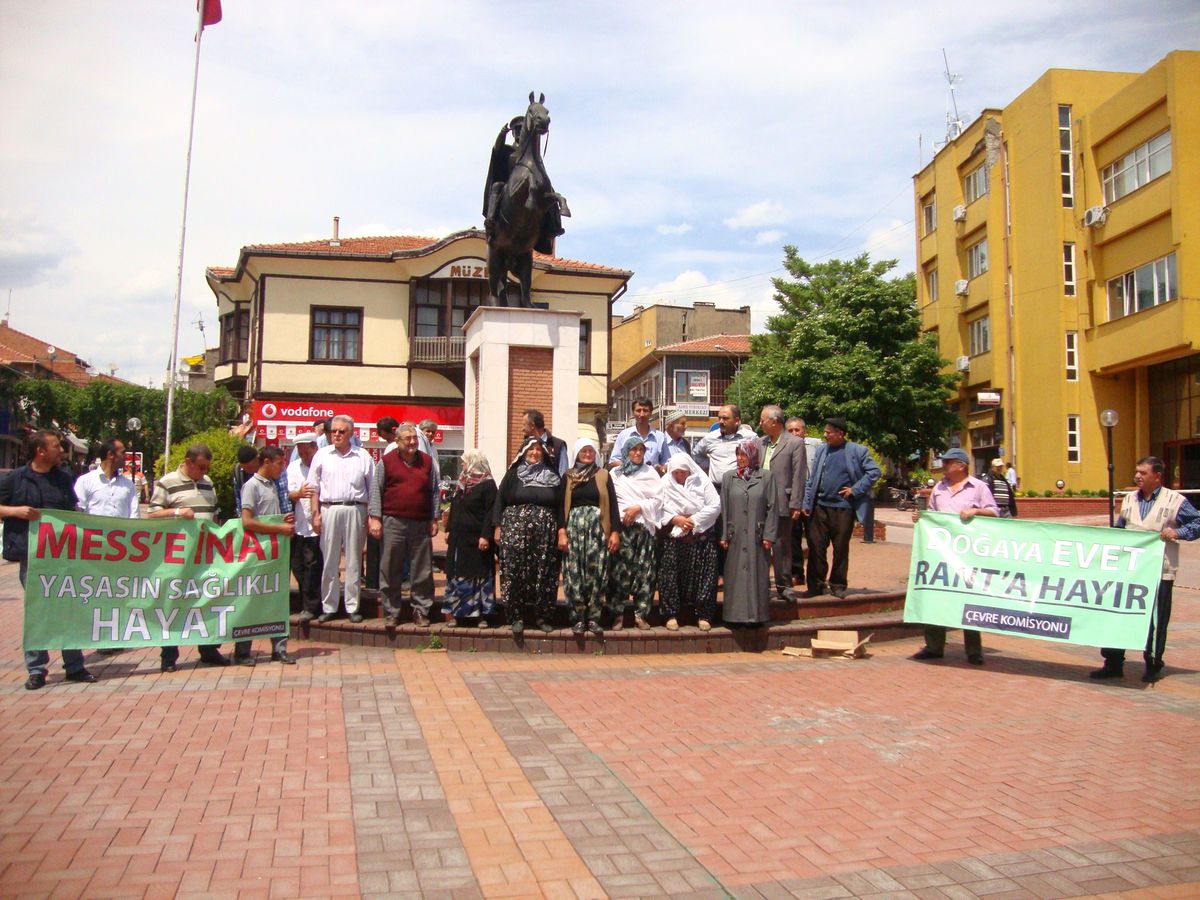 Çevrecilerden Tavşanlı Belediyesi\'ne Siyah Çelenk