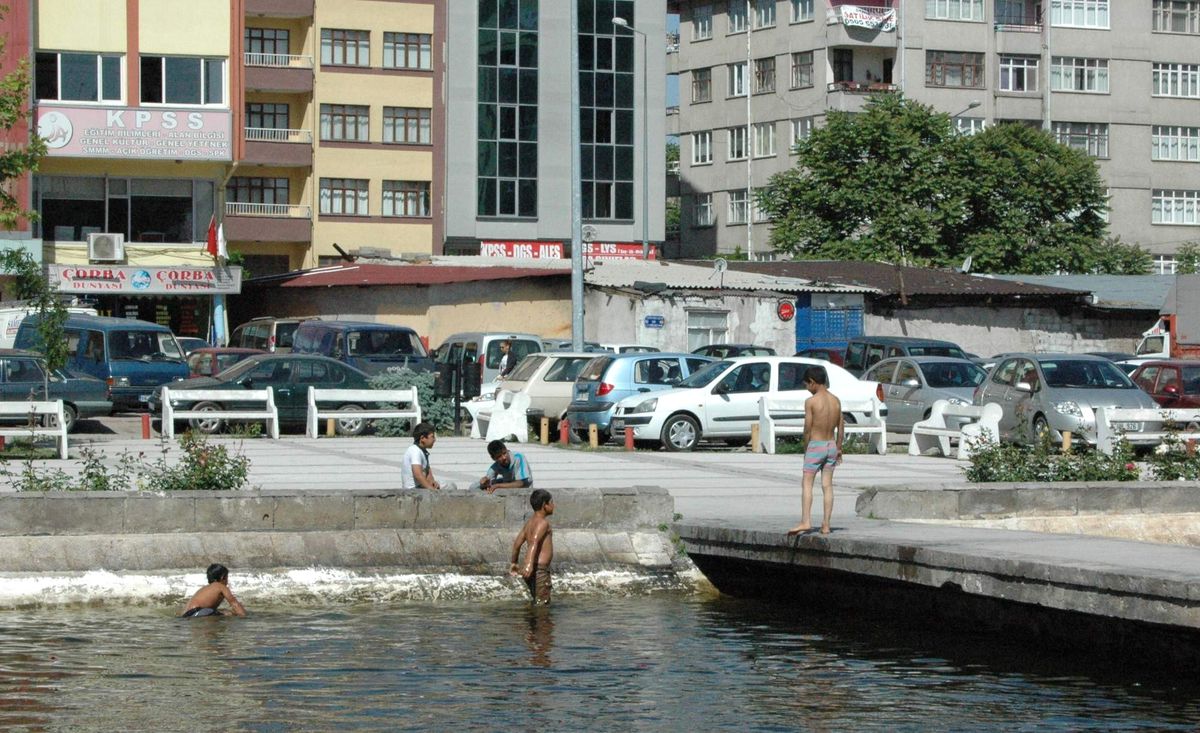 Çocuklar Havuz Sezonunu Açtı