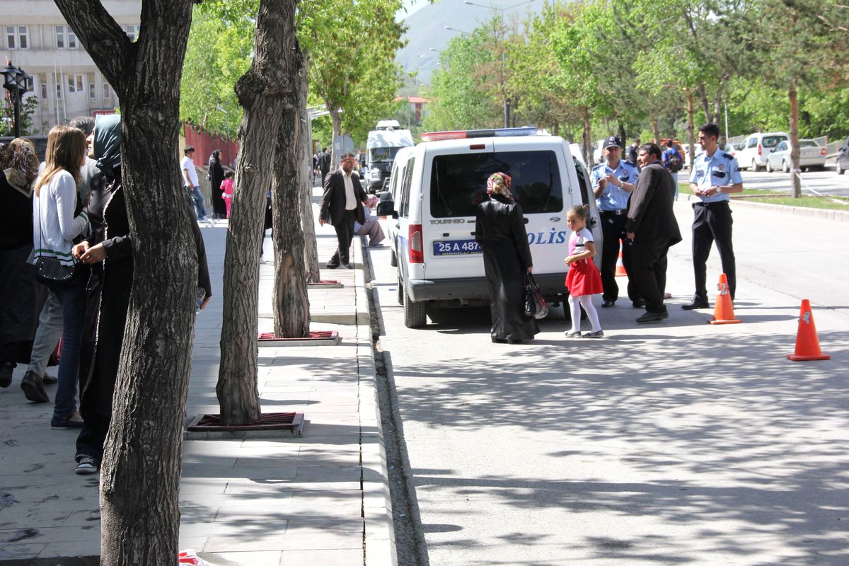 Erzurum Adliyesi Önünde Kavga