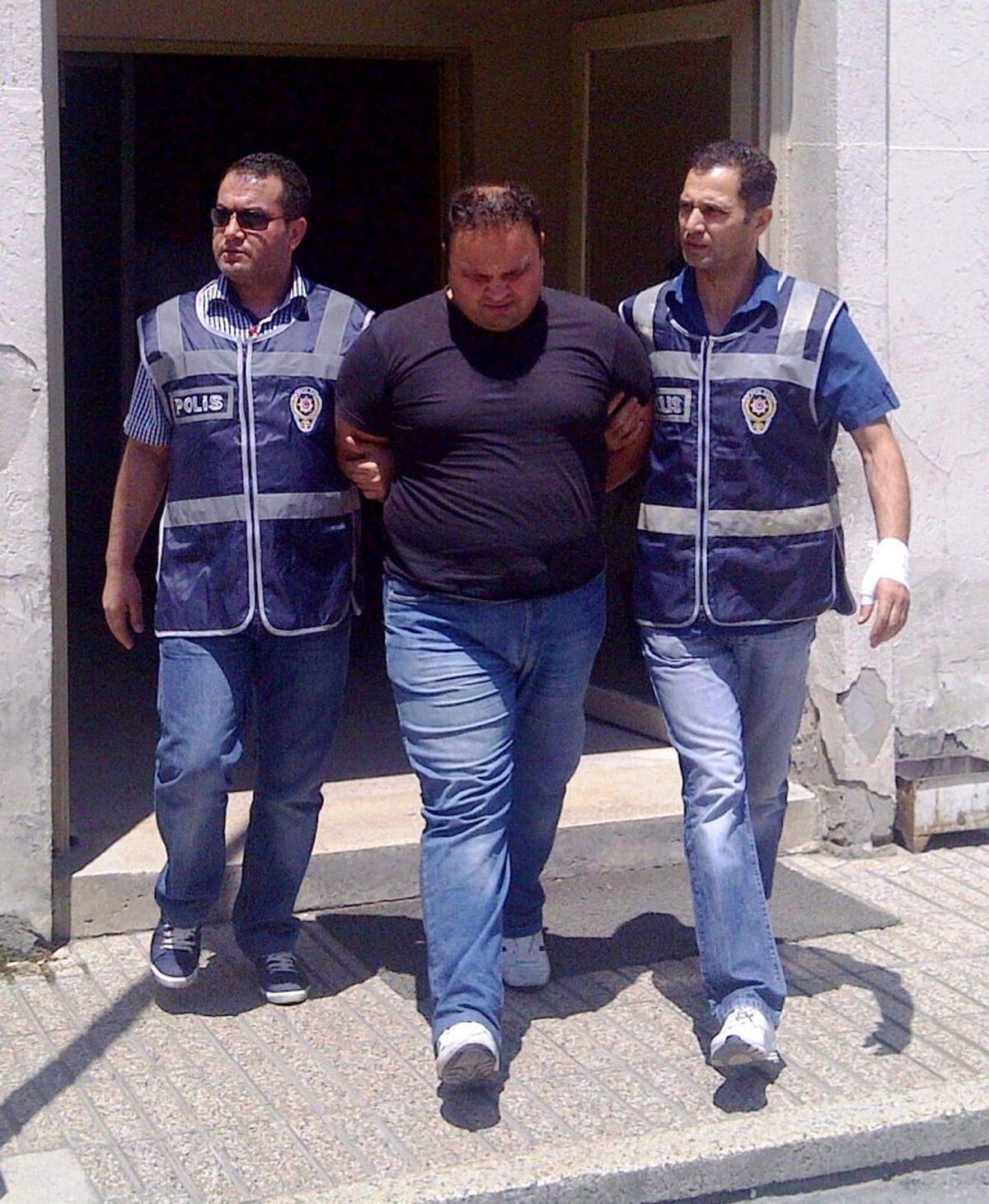 Ev Arkadaşlarını Dolandırdı
