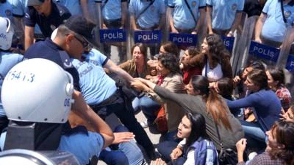 Eylemci Kadınlar ile Polis Arasında Arbede: 10 Gözaltı
