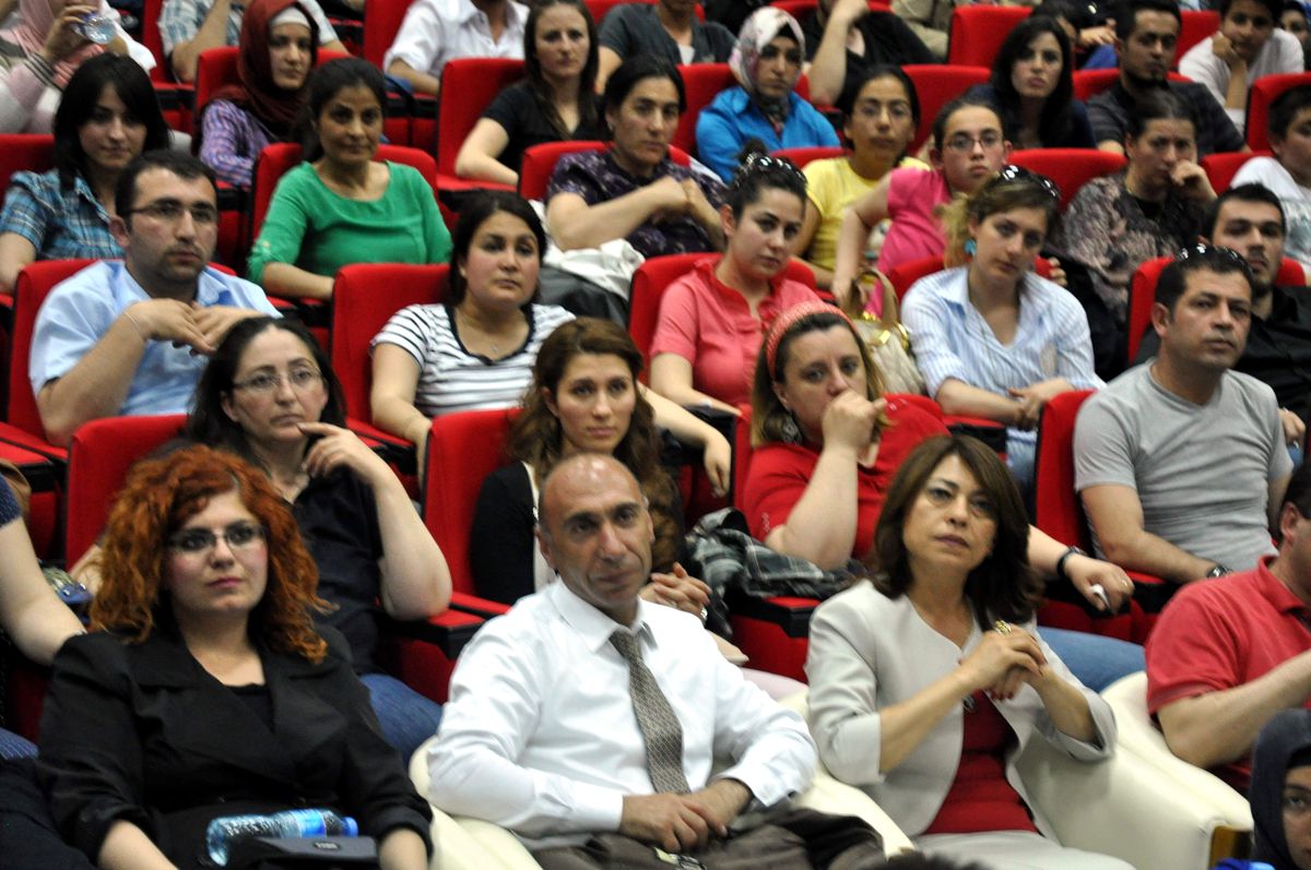 Kaü\'de Üstün Dökmen Öğrencilerle Buluştu
