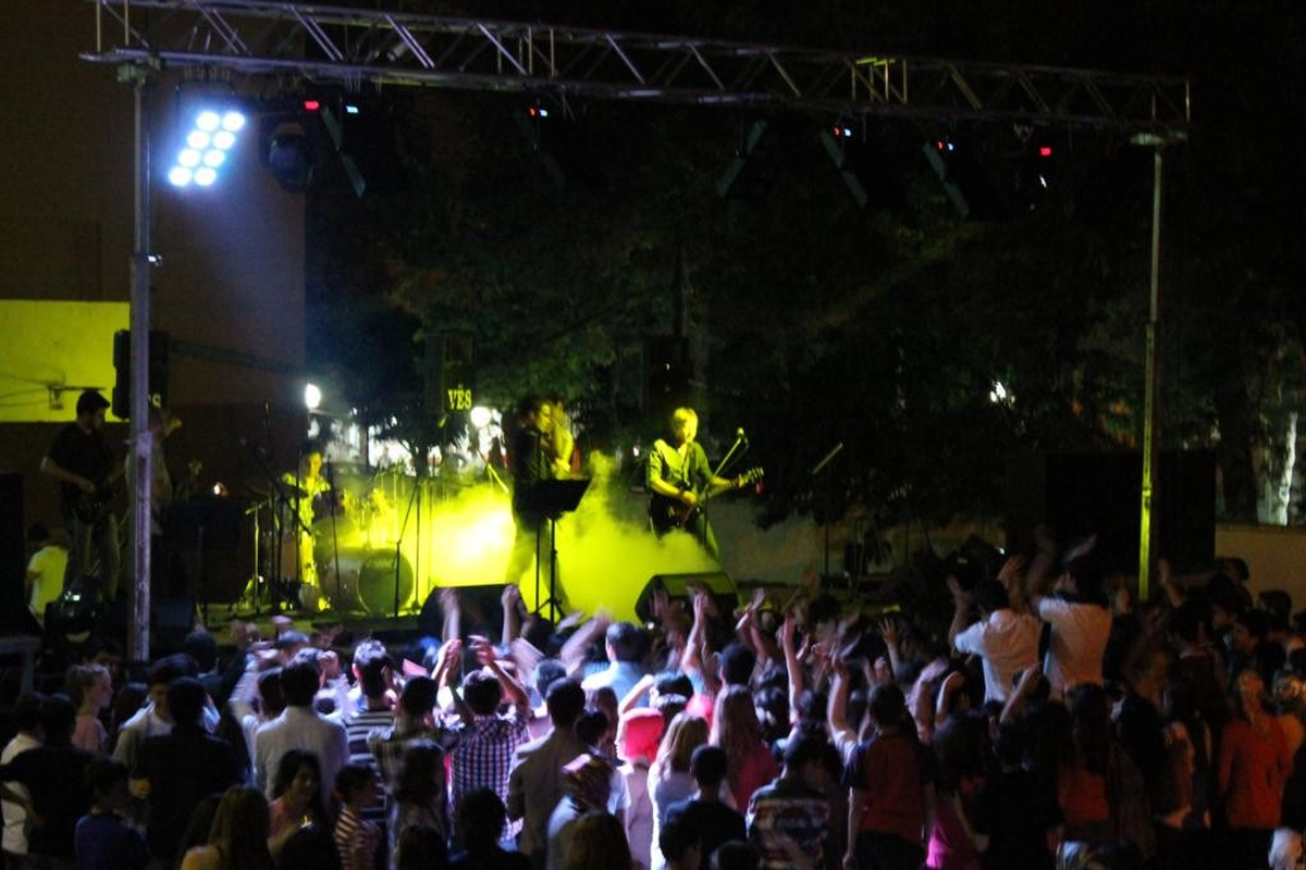 Liseliler Konserle Stres Attı