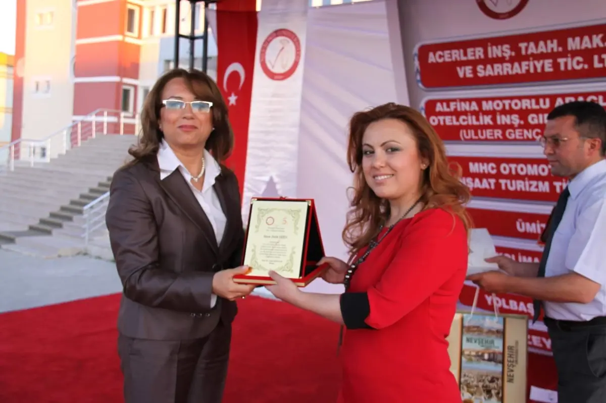 Neü Fen Edebiyat Fakültesi'nde Mezuniyet Coşkusu