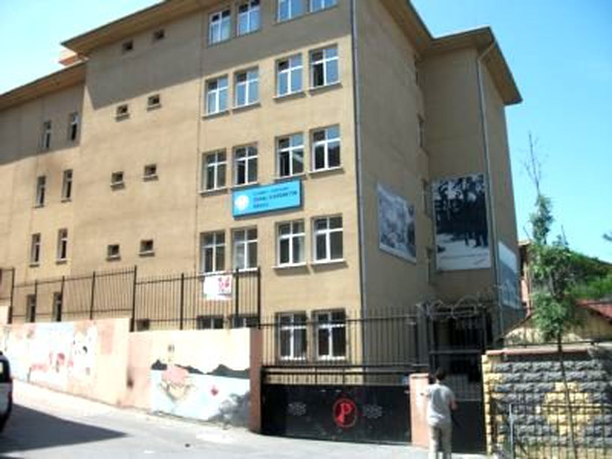 Okul Bahçesinde Deney Yangını: 6 Yaralı