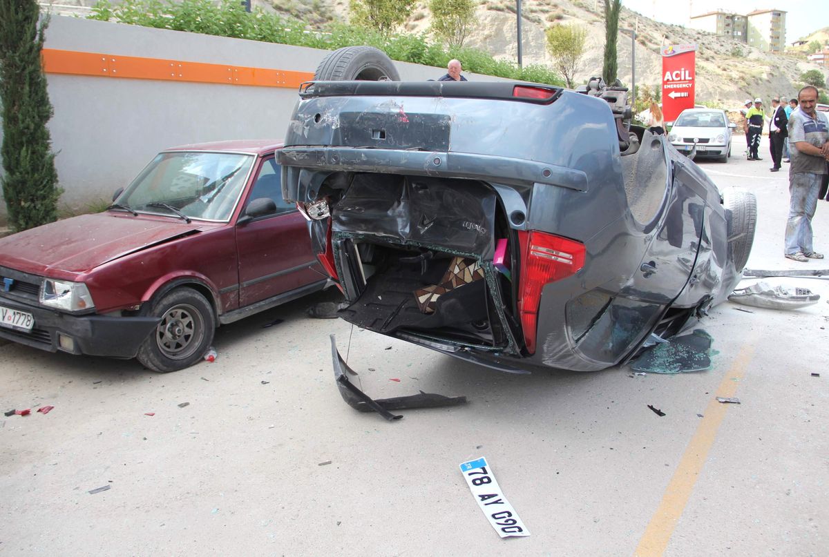 Otomobil Hastane Bahçesine Uçtu: 2 Yaralı