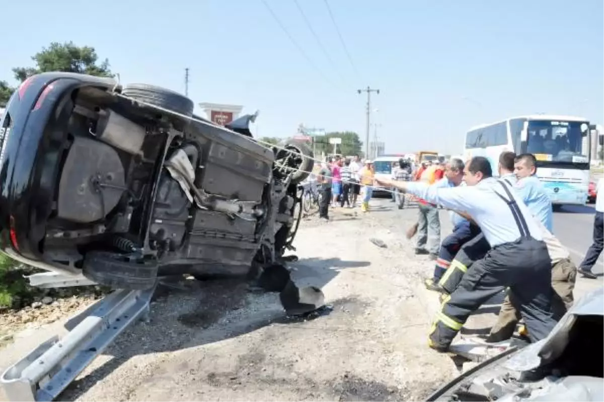 Otomobil ile Bariyerlerin Arasına Sıkışan Tekne Tamircisinin Bacakları Koptu