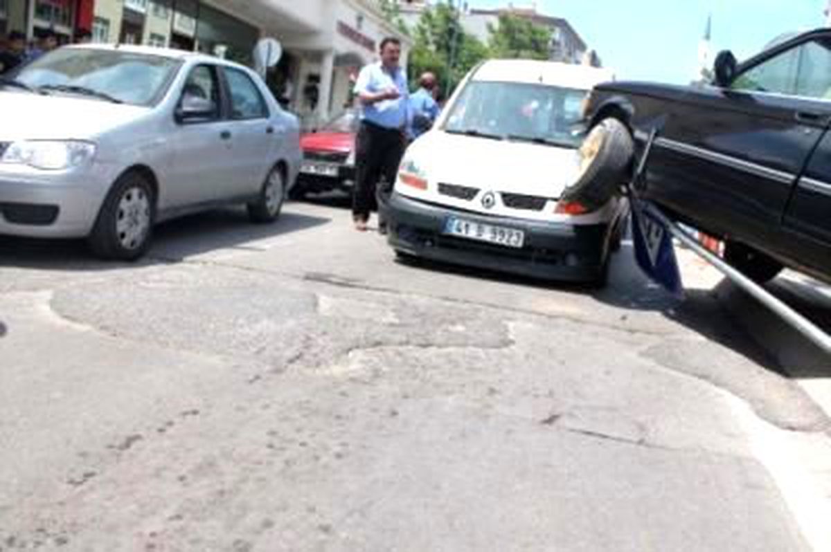Virajı Alamayan Otomobil Ticari Aracın Üzerine Çıktı