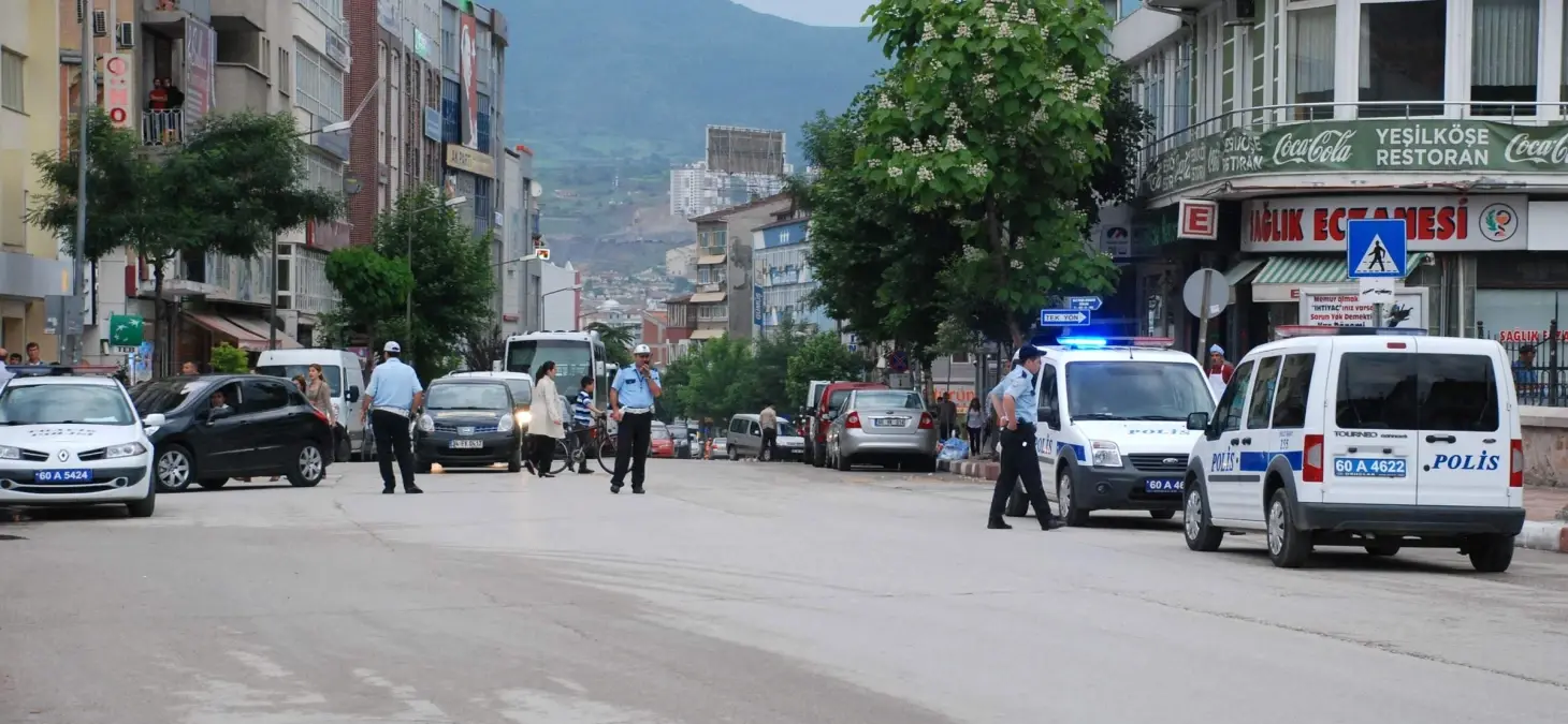 Yol Kenarına Bırakılan Koli, Polisi Alarma Geçirdi