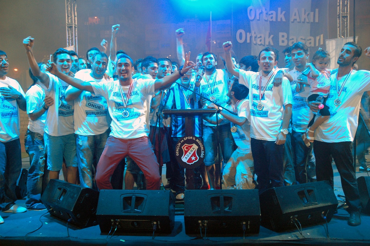 Adana Demirspor, Taraftarının Önünde Şampiyonluğu Kutladı