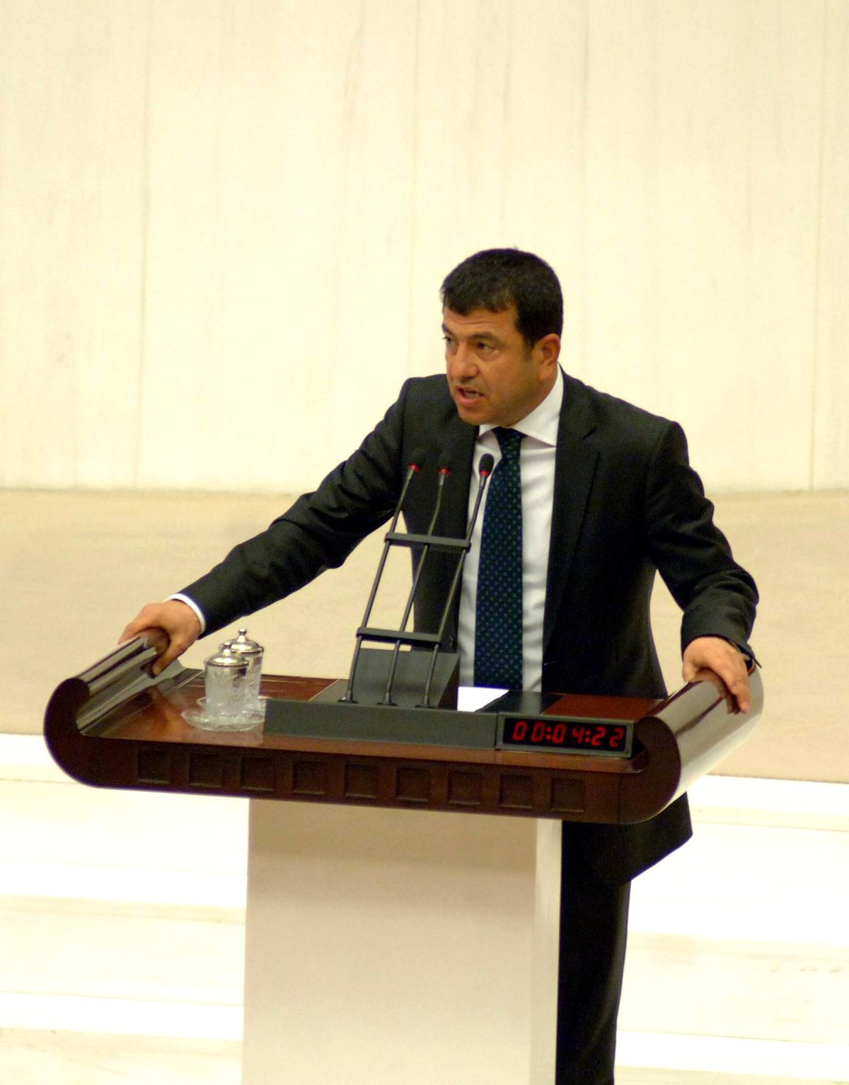 Ağbaba, TBMM Kürsüsünde Bakanlık Genelgesini Yırttı