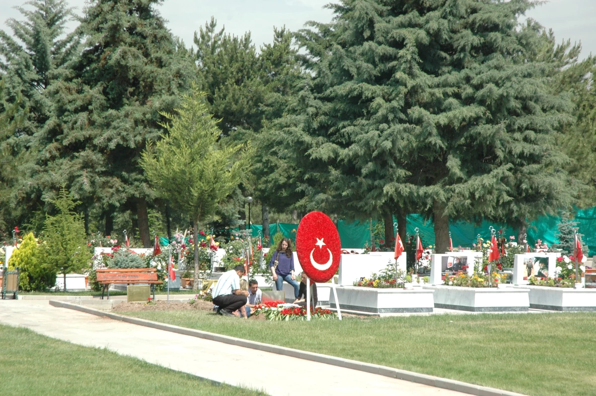 Ailesi Şehit Binbaşı Ercan Kurt\'un Mezarını Ziyaret Etti