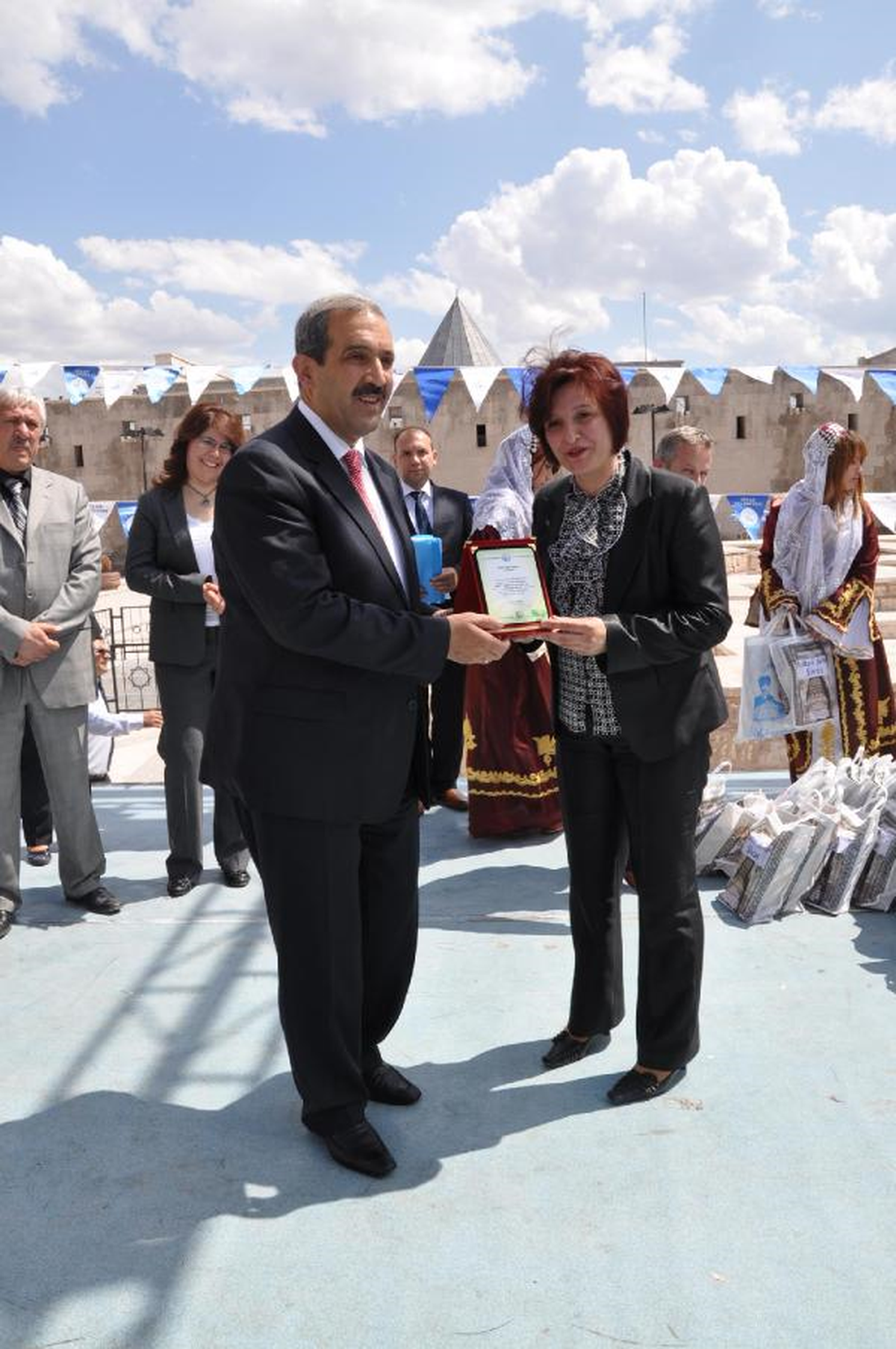 Atık Pil Toplama Kampanyası Plaket Töreninde Öğrenciler Sıcaktan Bunaldı