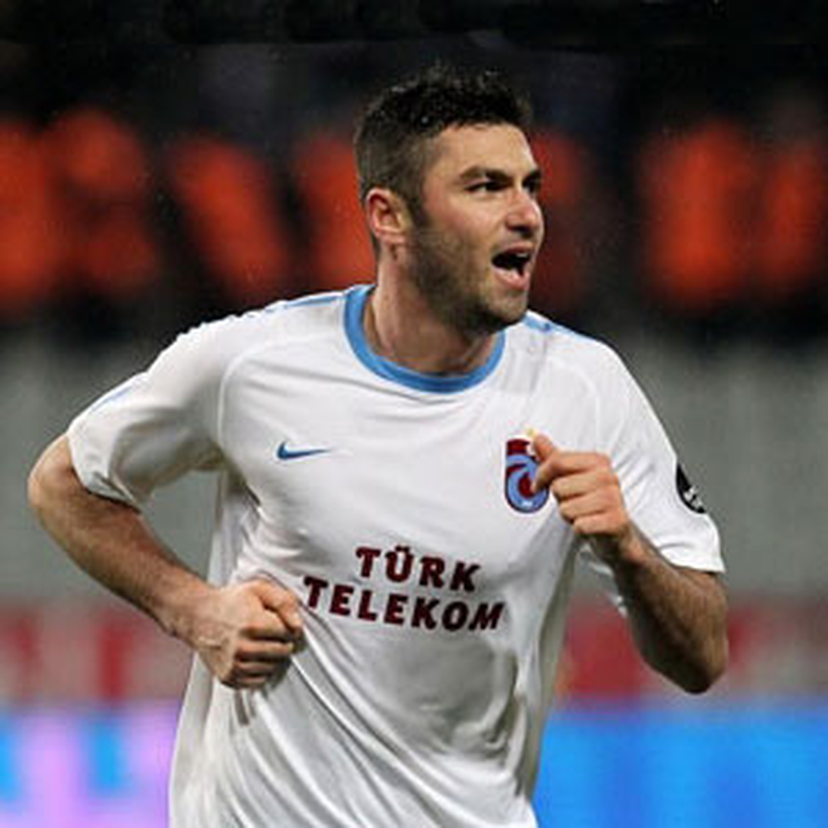 Burak Yılmaz Masaya Oturuyor