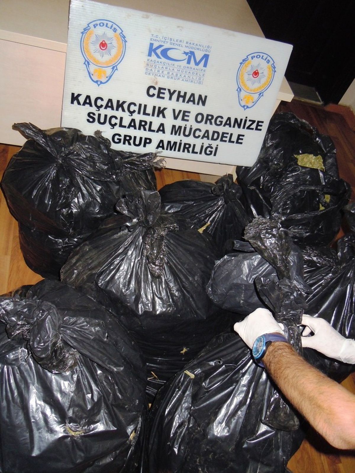Ceyhan\'da 60 Kilo 200 Gram Kubar Esrar Ele Geçirildi