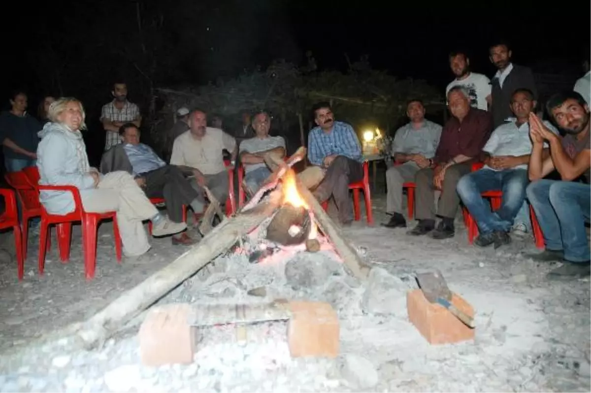 CHP\'li Vekiller Çadırda Peri Suyu Üzerine Yapılan Barajı Protesto Etti