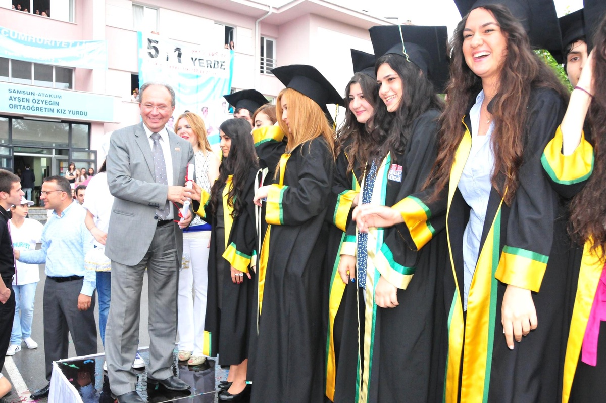 Cumhuriyet Lisesi\'nde Mezuniyet Coşkusu
