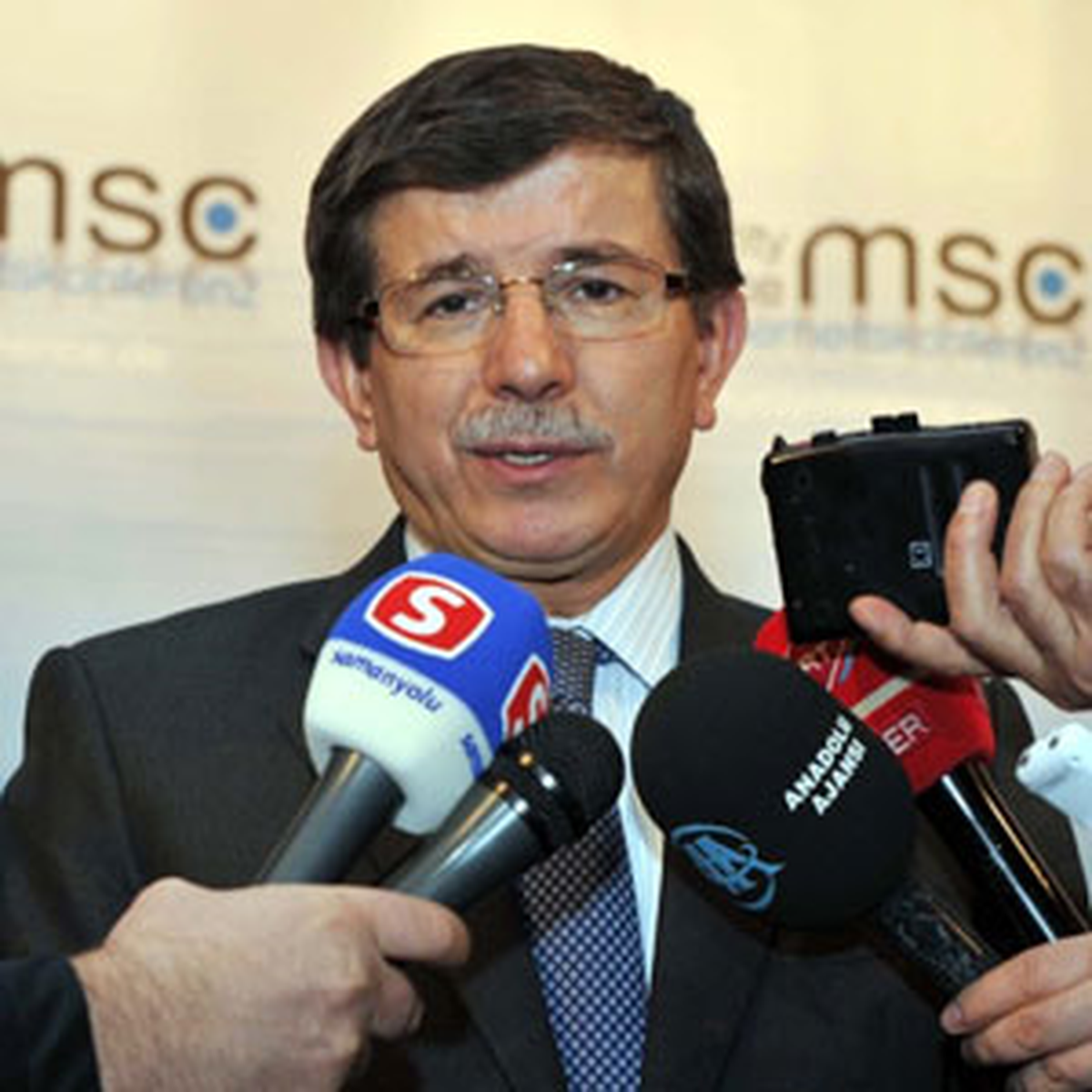 Dışişleri Bakanı Ahmet Davutoğlu, "Birleşmiş Milletler\'in İstanbul\'da Bir Merkezi Olacak."