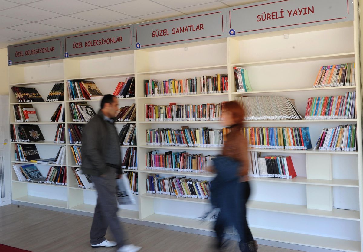 Doğan Hızlan Kütüphanesi\'ne Kitap Bağışı Devam Ediyor