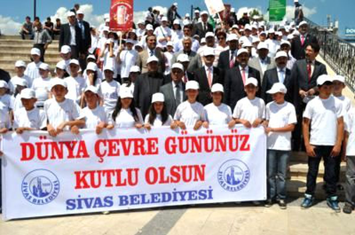 Dünya Çevre Günü\'nde Öğrenciler Yürüyüş Düzenledi
