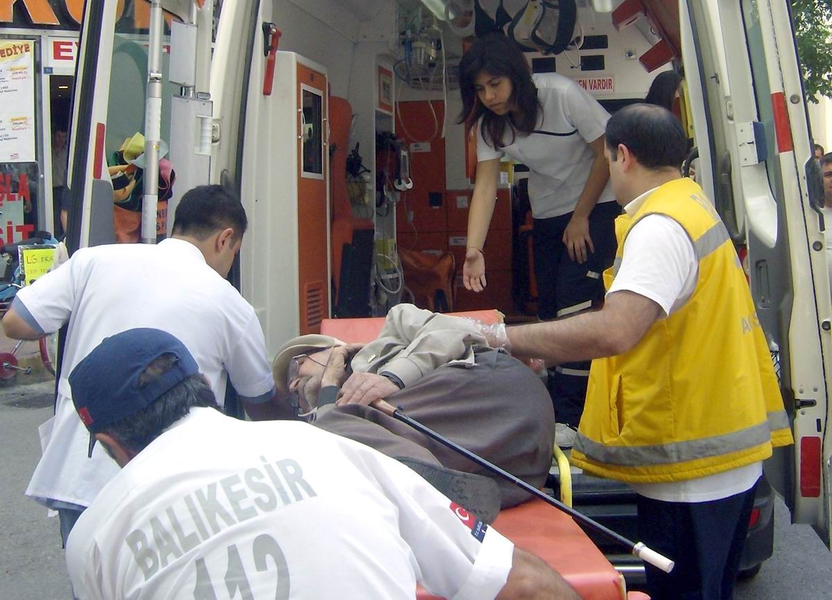 Edremit Pazar Yerinde Fenalaşan Yaşlı Adam Hastaneye Kaldırıldı