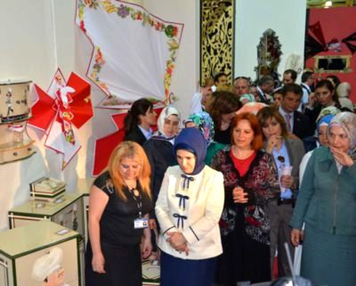 Emine Erdoğan, Feshane\'de İsmek\'in Sergisini Açtı