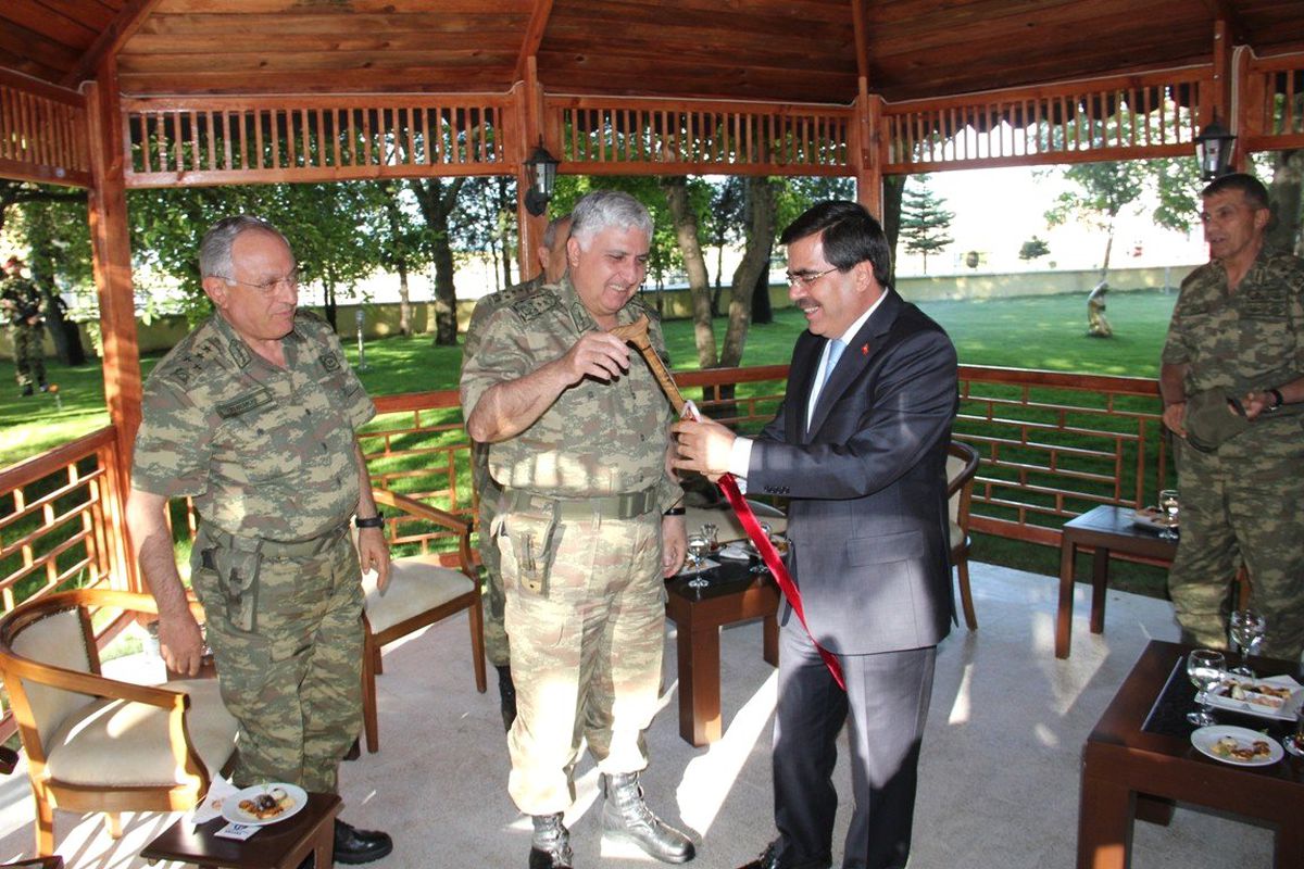 Genelkurmay Başkanı Özel\'e Ahlat Bastonu Hediye Edildi