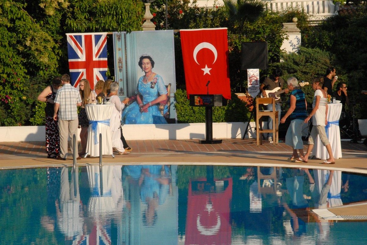 İngilizler Kraliçe İçin Ölüdeniz\'e Günlük Ağacı Dikti