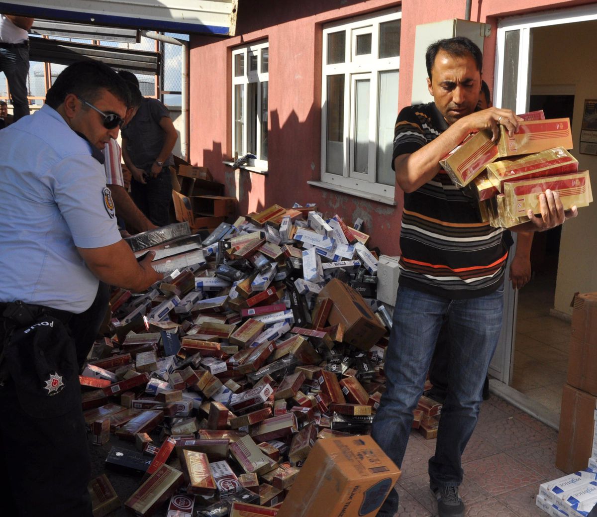 Islak Mendil Kutularından 50 Bin Paket Kaçak Sigara Çıktı