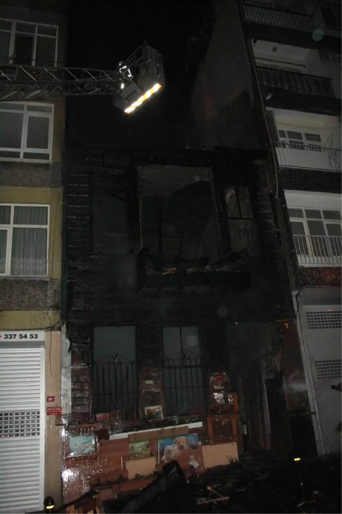 Kadıköy\'de İki Katlı Ahşap Binada Yangın Çıktı