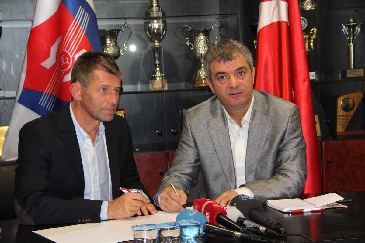 Karabükspor\'da Skibbe İmzayı Attı
