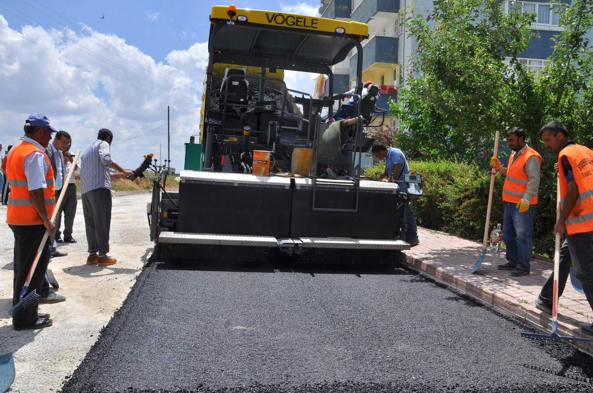 Kırşehir\'de Yeni Asfalt Serme Makineleri İşe Başladı