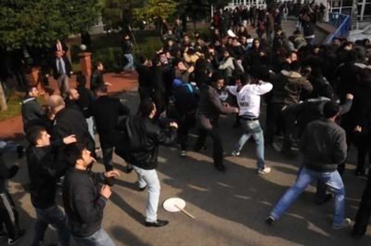 Marmara Üniversitesi\'ndeki Kavga : Gözaltına Alınanlar Adliyede