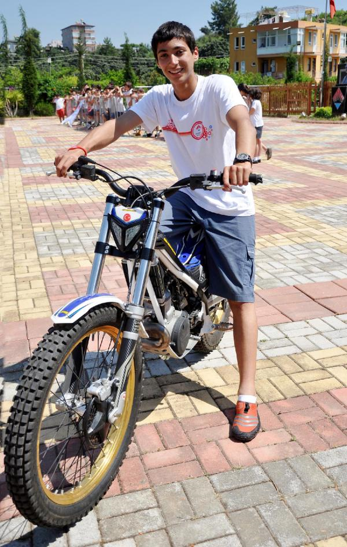 Motosiklet Tutkunu Öğrenciden Okul Arkadaşlarına Şov