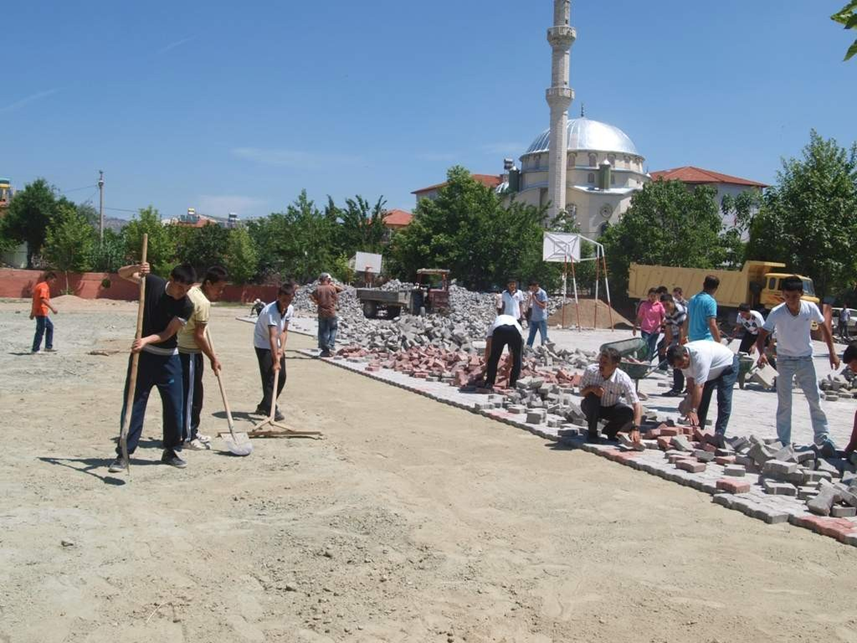 Öğretmen ve Öğrenciler El Ele Okulun Bahçesine Taş Döşediler