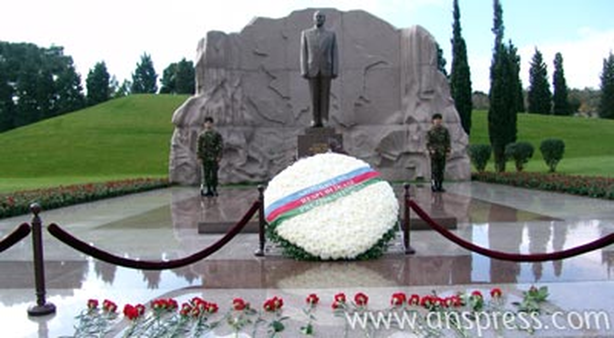 Org. Kıvrıkoğlu Aliyev\'in Mezarını ve Şehitliği Ziyaret Etti