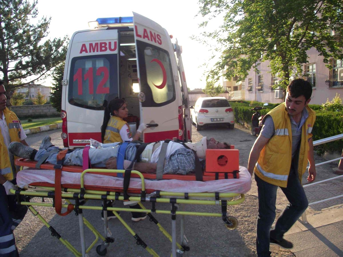 Otomobil Duvara Çarptı: 2 Yaralı